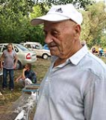 Голубятник со стажем 82-летний новокорсунец  Василий Федорович Цымбал пришел посмотреться к голубям